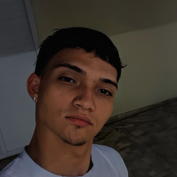 Desenvolvedor Full Stack trabalhando em seu escritório moderno